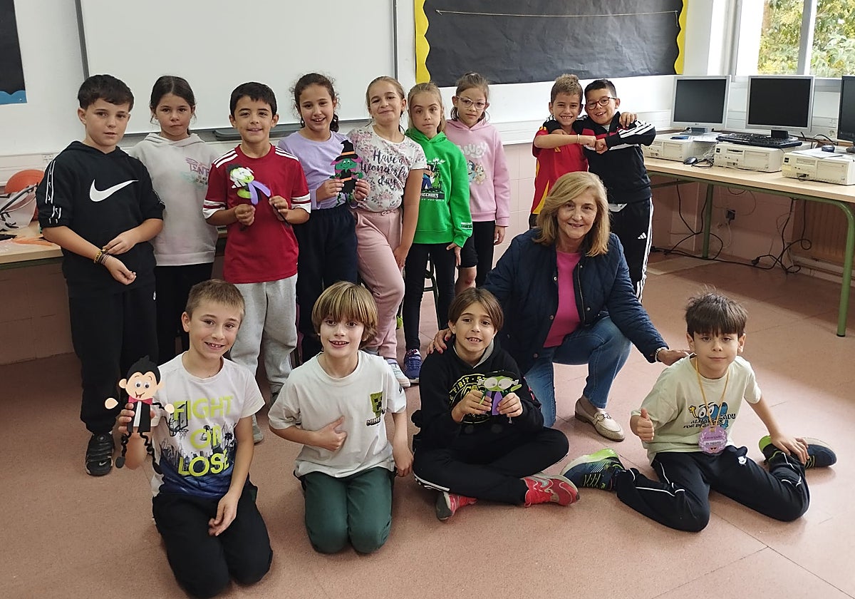Los pequeños alumnos del Carmen Martín Gaite junto a la edil Juani Rubio.