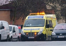 Una ambulancia, circulando por Salamanca.