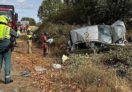Imagen del coche volcado.