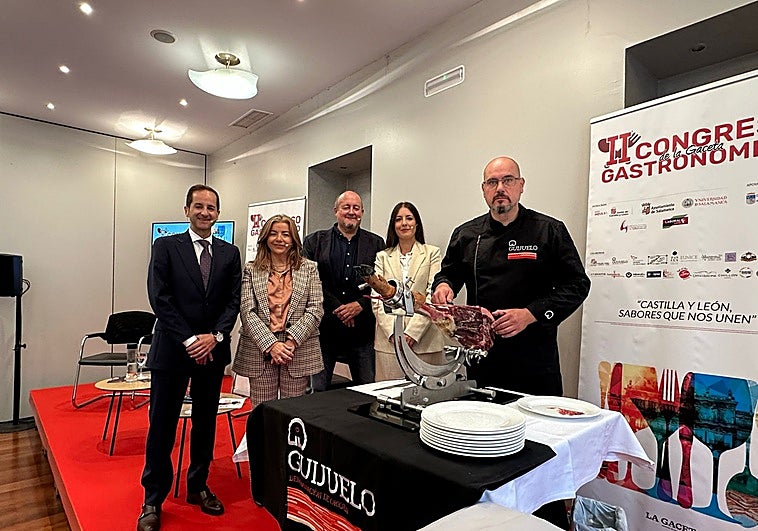 El moderador David Mondaguillo, la directora general del Consejo Regulador de la Denominación de Origen Protegida Guijuelo, Teresa Rodríguez Vidal, José Antonio Ramos, copropietario y sumiller del pernil ibérico, Janete Isabel Monteiro, gerente de la Ruta Turística Jamón de Guijuelo y el cortador de jamón.