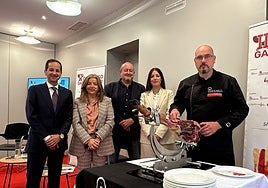 El moderador David Mondaguillo, la directora general del Consejo Regulador de la Denominación de Origen Protegida Guijuelo, Teresa Rodríguez Vidal, José Antonio Ramos, copropietario y sumiller del pernil ibérico, Janete Isabel Monteiro, gerente de la Ruta Turística Jamón de Guijuelo y el cortador de jamón.