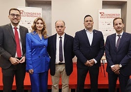 El concejal de Cultura y Turismo del Ayuntamiento de Salamanca, Ángel Fernández Silva; la viceconsejera de Acción Cultural de la Junta de Castilla y León, Mar Sancho; el diputado de Turismo, Juan Carlos Zaballos; el presidente de la Asociación de Empresarios de Hostelería de Salamanca, Jorge Moro, y el cocinero David Monaguillo, en la apertura del congreso.