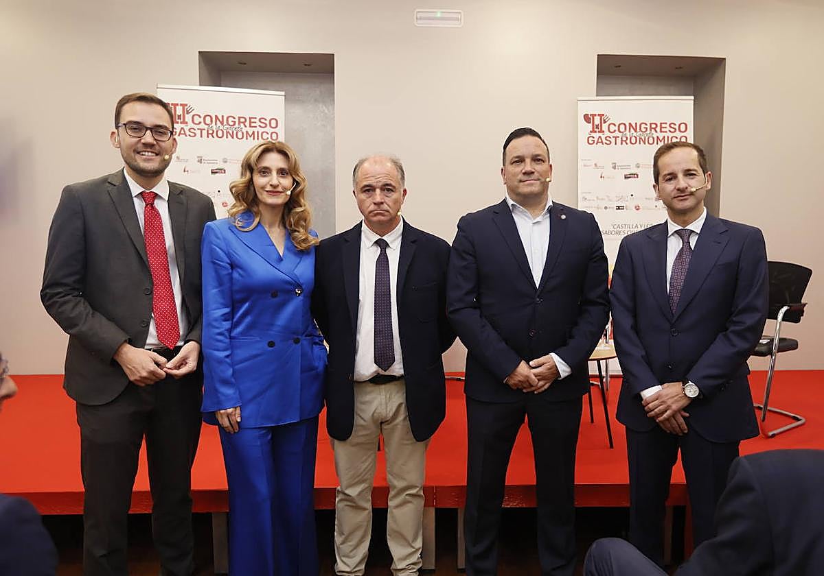 El concejal de Cultura y Turismo del Ayuntamiento de Salamanca, Ángel Fernández Silva; la viceconsejera de Acción Cultural de la Junta de Castilla y León, Mar Sancho; el diputado de Turismo, Juan Carlos Zaballos; el presidente de la Asociación de Empresarios de Hostelería de Salamanca, Jorge Moro, y el cocinero David Monaguillo, en la apertura del congreso.