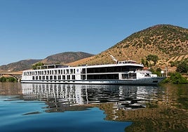 Barco con cruceristas en la zona de Vega Terrón en Salamanca.