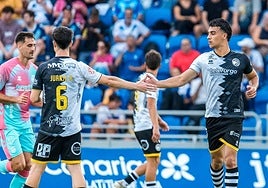 Gorjón choca la mano con Juanje tras una buena acción defensiva durante el choque en el Heliodoro.