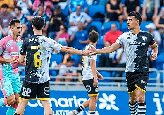 Gorjón choca la mano con Juanje tras una buena acción defensiva durante el choque en el Heliodoro.