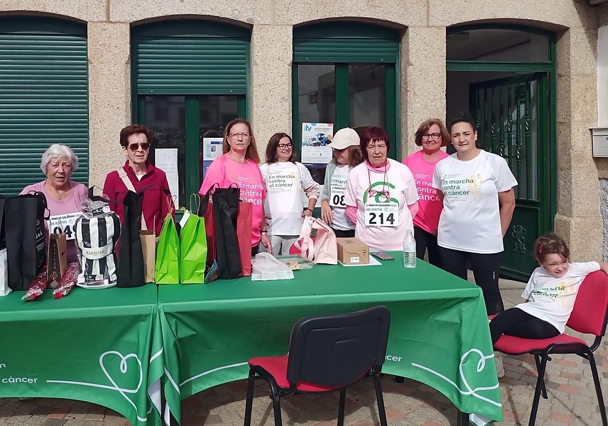Imagen principal - Los Santos camina para luchar contra el cáncer de mama