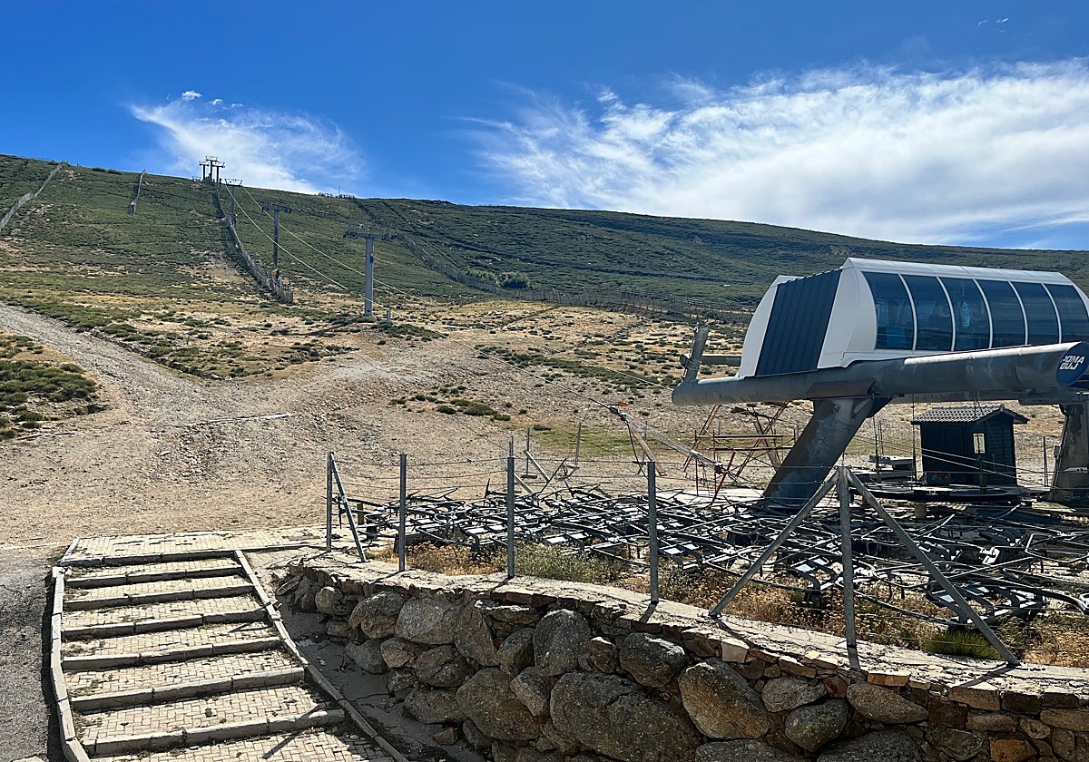 Imagen del telesilla de La Covatilla con las sillas desmontadas para la revisión del remonte.