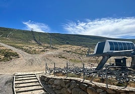 Imagen del telesilla de La Covatilla con las sillas desmontadas para la revisión del remonte.