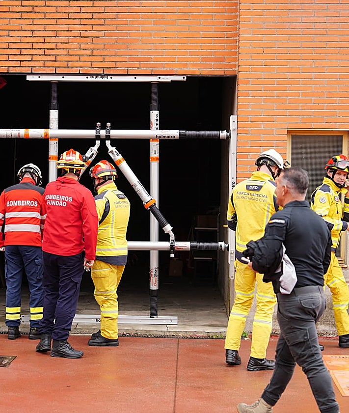 Imagen secundaria 2 - La   directora general de la Agencia de Protección Civil y Emergencias, Irene Cortés, juntos los bomberos participantes en el curso 'Estructuras colapsadas' en el parque de Bomberos de Salamanca.