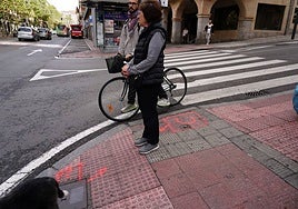 Marcas en el suelo en en cruce entre Gran Vía y la cuesta de Sancti Spiritus.