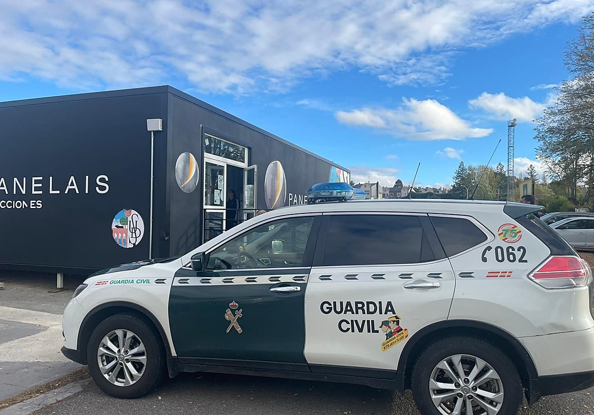 Efectivos de la Guardia Civil inspeccionando el entorno del Tori en la tarde de este martes.