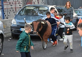 Varios niños disfrutando de los carretones en el entorno de la plaza de toros de Alba
