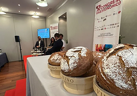 Ignacio García Estévez, Eva González, Víctor Hernández, ponentes de la mesa «El pan nuestro de cada día. Un pan con mucha miga», moderada por David Monaguillo.