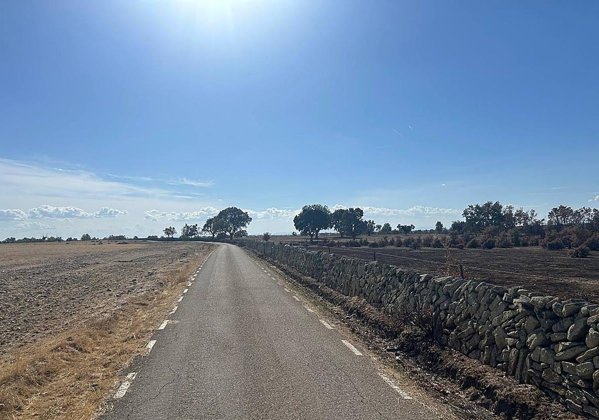 Imagen principal - Dos meses tras el incendio de Cipérez: «Todo sigue igual»