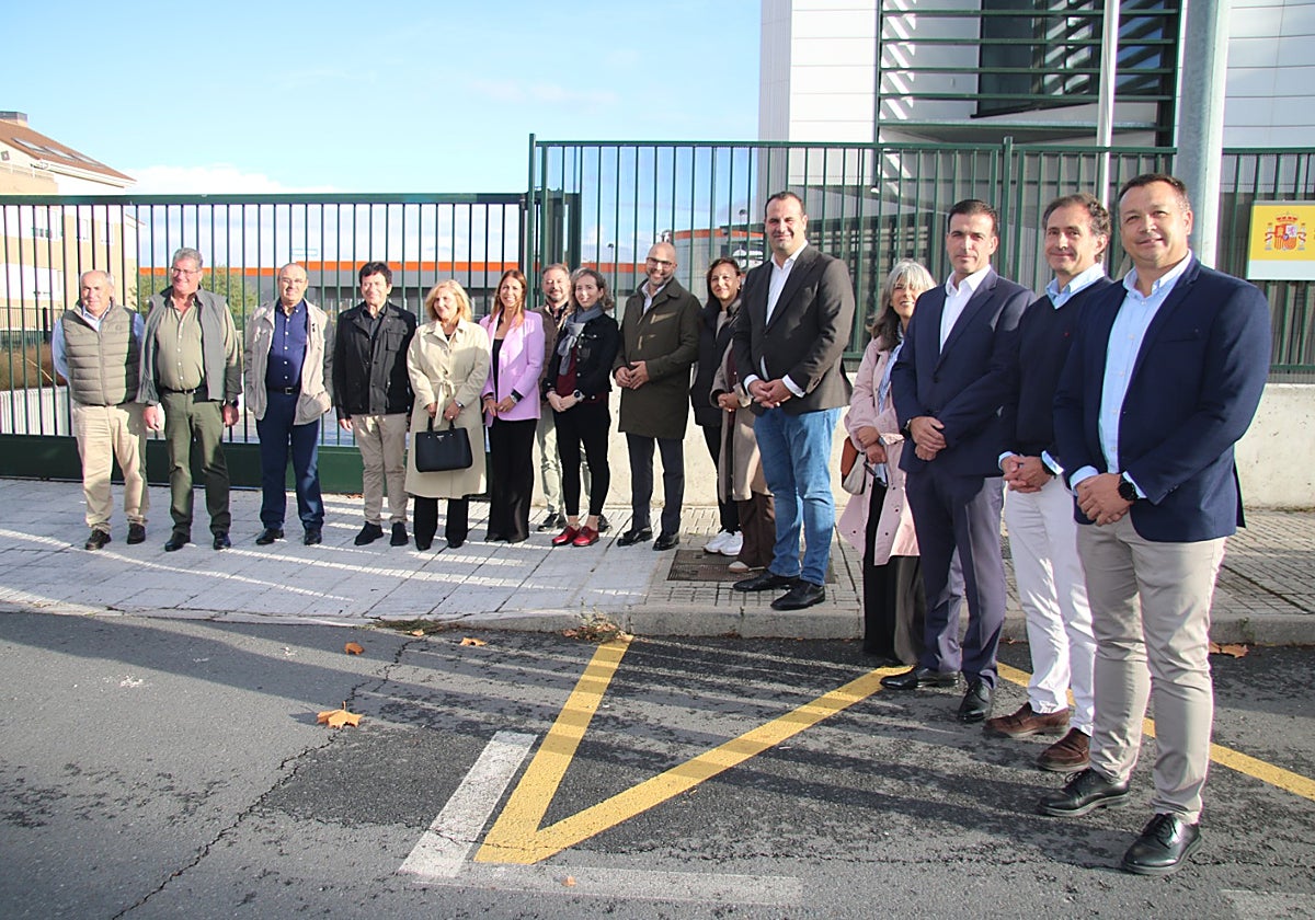 Los asistentes a la presentación a la moción que el Grupo Popular llevará a los municipios para reclamar la ampliación del cuartel de la Guardia Civil en Santa Marta de Tormes.