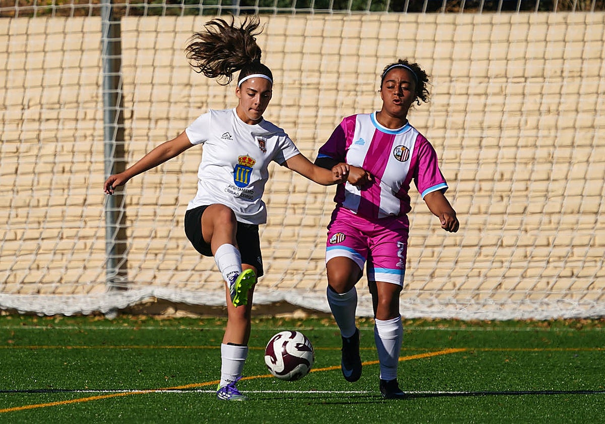 Disputa por controlar el balón durante el partido del Atlético Femenino Ciudad de Salamanca y el Ciudad Rodrigo en la Primera Infantil/Alevín Femenina.