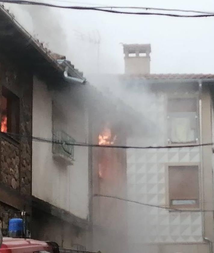 Imagen secundaria 2 - Varias viviendas afectadas por un incendio en Villanueva del Conde