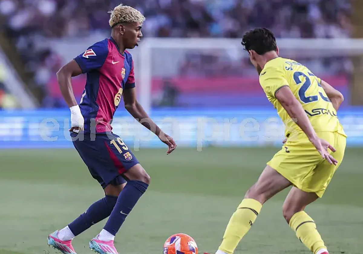 Lamine Yamal se mide a Cardona en un encuentro entre Villarreal y FC Barcelona.