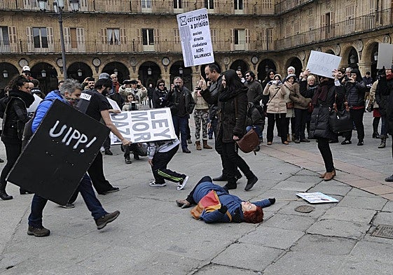 Protesta contra la «Ley Mordaza» en la Plaza antes de su aprobación.