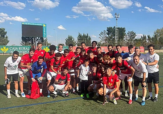 El joven Fernando junto a los jugadores de la primera plantilla del Santa Marta.