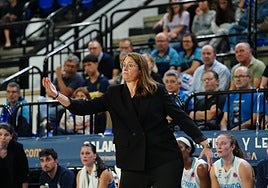 Montañana da indicaciones a sus jugadoras en el último partido en casa.