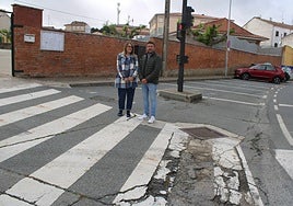 Loas ediles Laura Martín y Roberto H. Garabaya en la zona donde se va a intervenir.