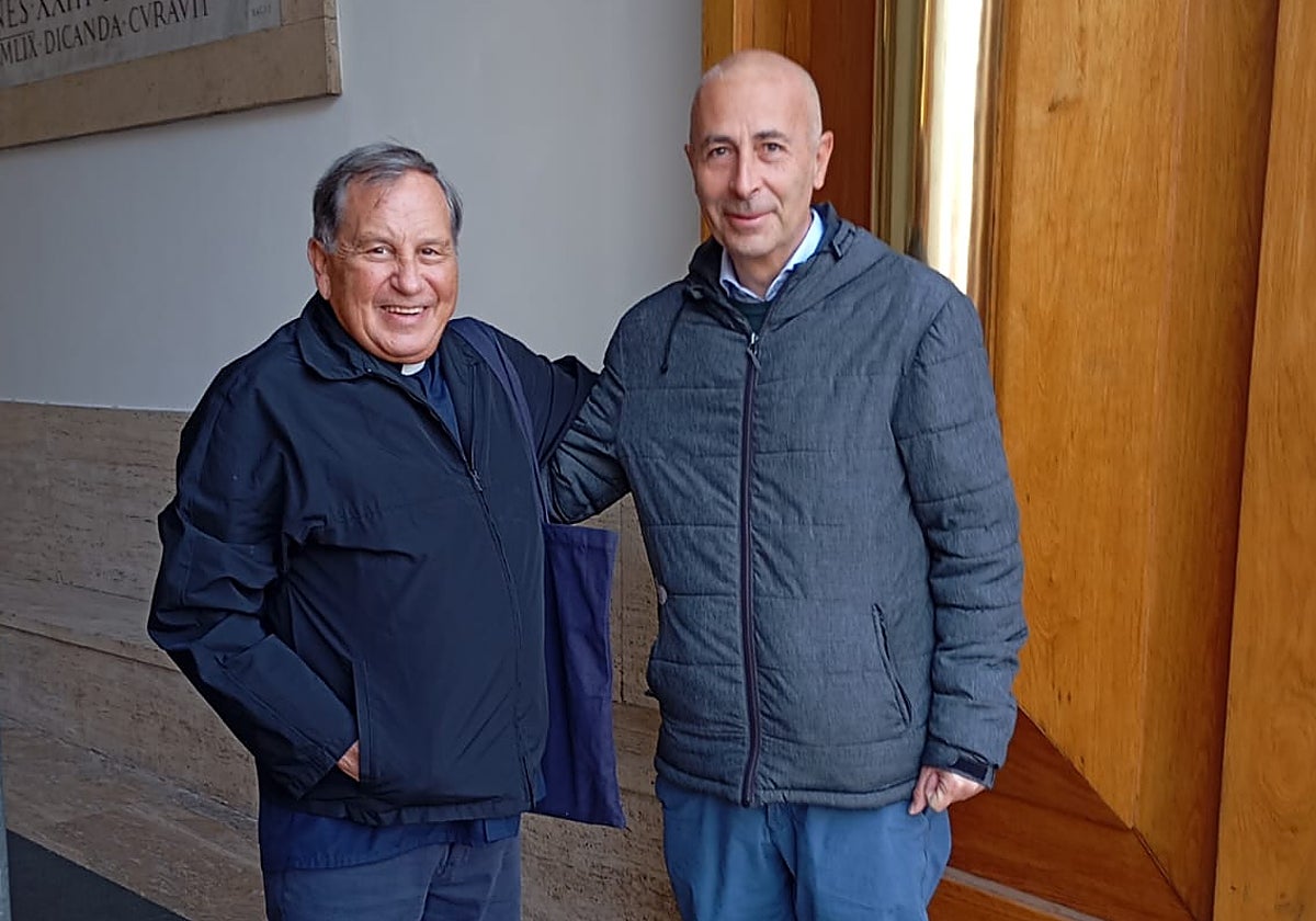 Guillermo Gómez y Nicola Gori, en Roma, tras reunirse para hablar del proceso de beatificación de Aurora Calvo.
