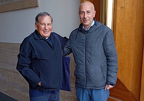 Guillermo Gómez y Nicola Gori, en Roma, tras reunirse para hablar del proceso de beatificación de Aurora Calvo.