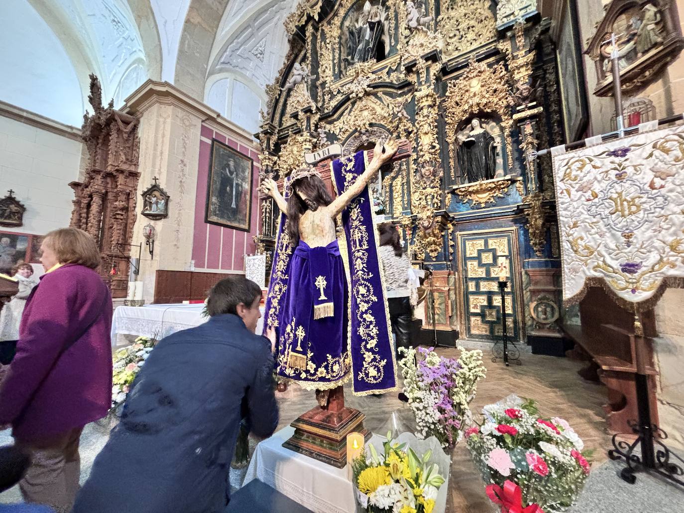 Veneración al Santísimo Cristo de Hornillos en el interior de la ermita en las pasadas fiestas.