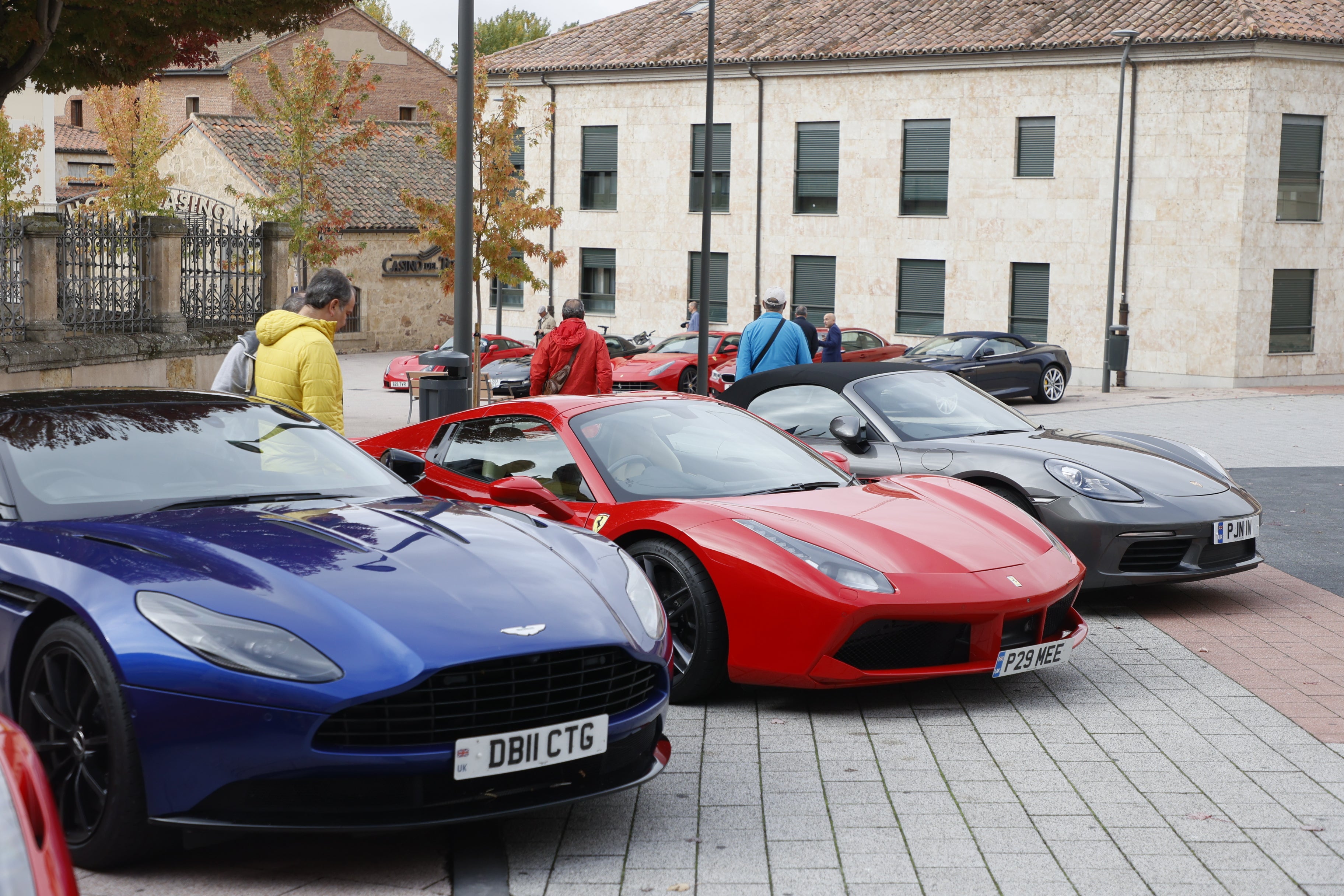 Los Ferrari y Aston Martin &#039;toman&#039; Salamanca
