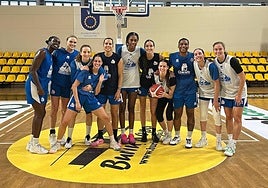 Las 11 jugadoras del Perfumerías Avenida que han viajado hasta Lituania, en el entrenamiento de ayer, en el escenario del partido.