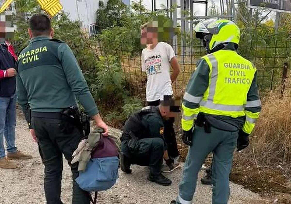 Imagen de la detención acometida por la Guardia Civil de Salamanca este miércoles en las inmediaciones del Parque Comercial La Atalaya.