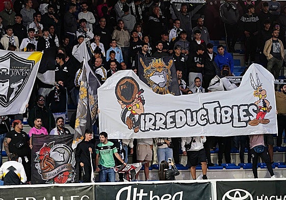 Aficionados de Unionistas en el Fondo Norte durante uno de los cuatro primeros choques de esta Liga.