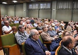 Alumnos en el salón de actos de la Escuela de Ingeniería en la apertura del curso académico 2025-2026