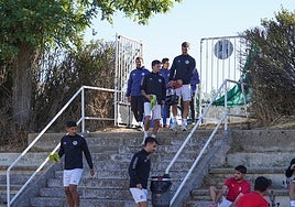 Los futbolistas del Salamanca UDS, entrando en Las Pistas para un entrenamiento.