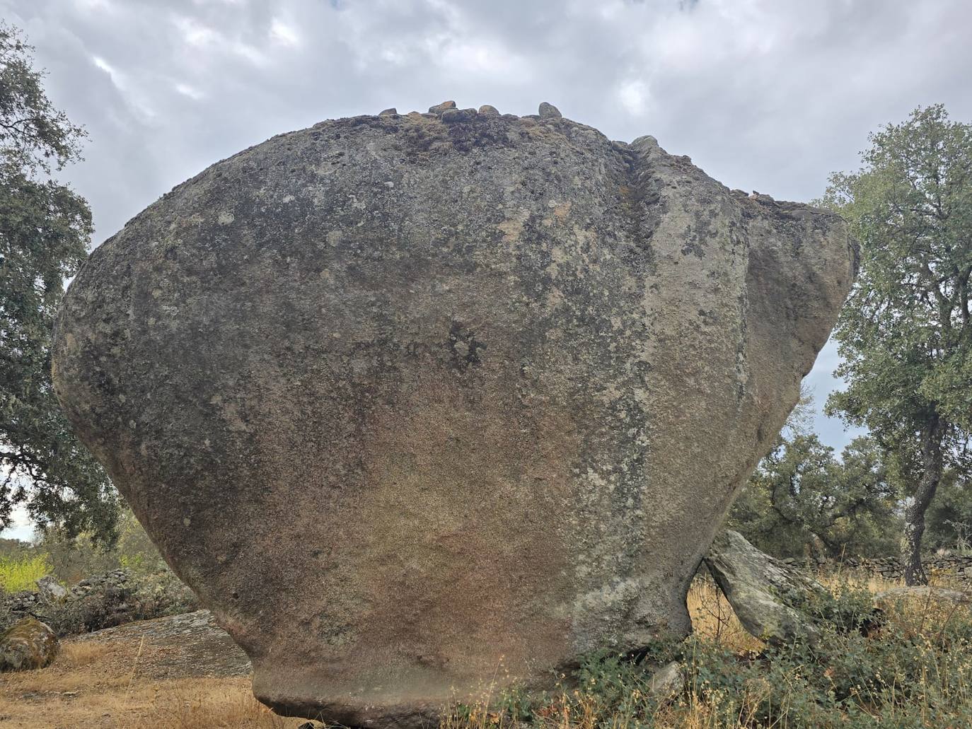 El sendero de las piedras mágicas: donde una agradable ruta de otoño se funde con la leyenda