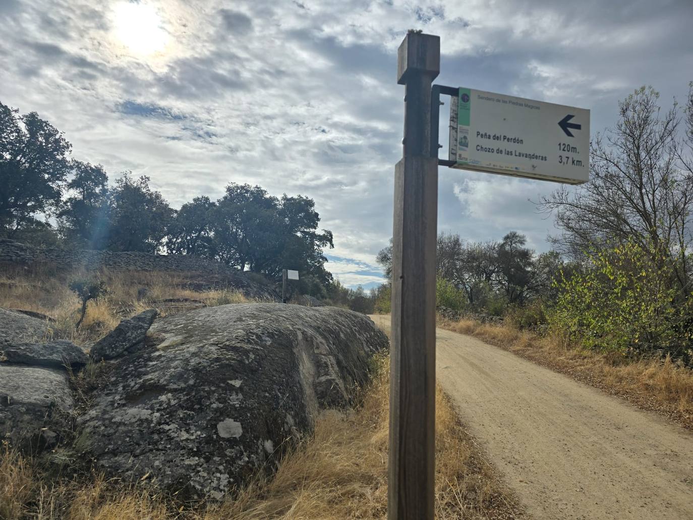 El sendero de las piedras mágicas: donde una agradable ruta de otoño se funde con la leyenda
