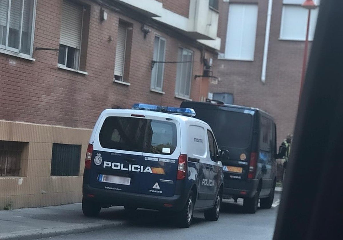 Patrullas de la Policía Nacional durante la redada en Santa Marta.