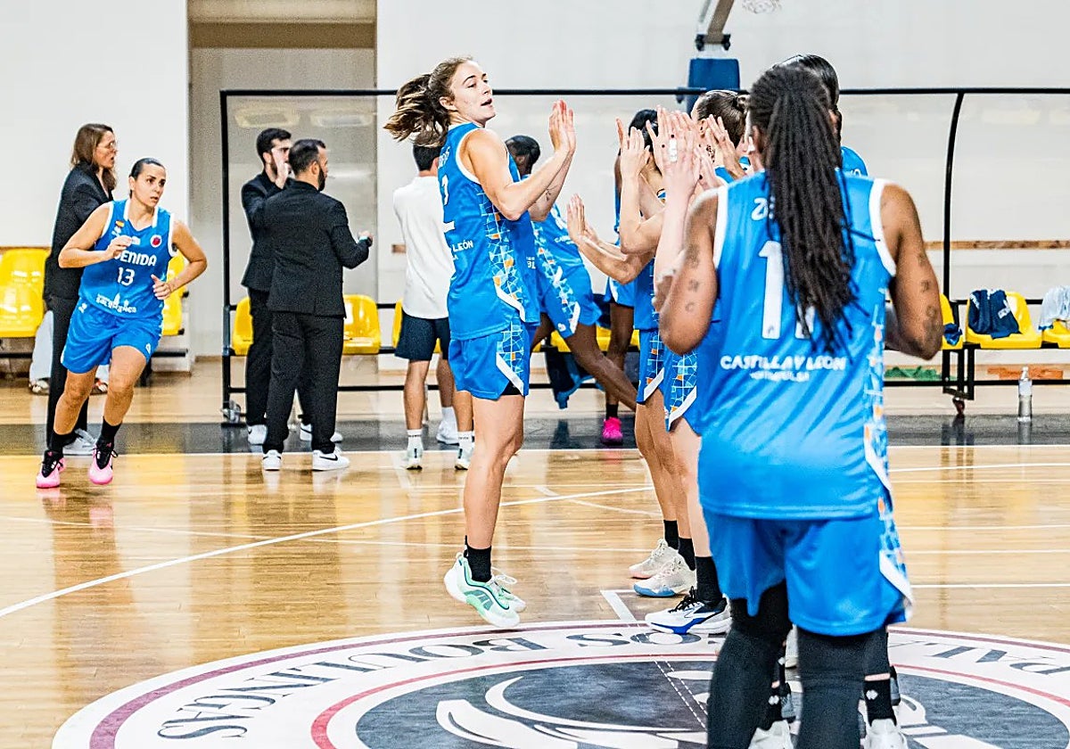 Imagen de la presentación del Perfumerías Avenida antes del partido en Lituania.