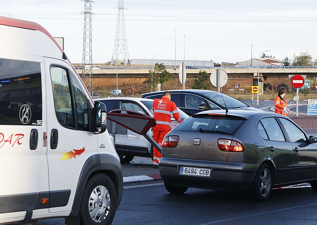 Imagen secundaria 1 - Los dos turismos implicados en la colisión en la rotonda del Helmántico.