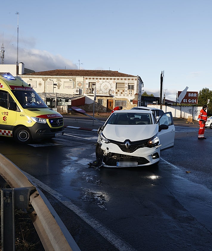 Imagen secundaria 2 - Los dos turismos implicados en la colisión en la rotonda del Helmántico.