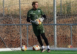 El guardameta de Unionistas Unai Marino detiene el balón durante una sesión de entrenamiento.