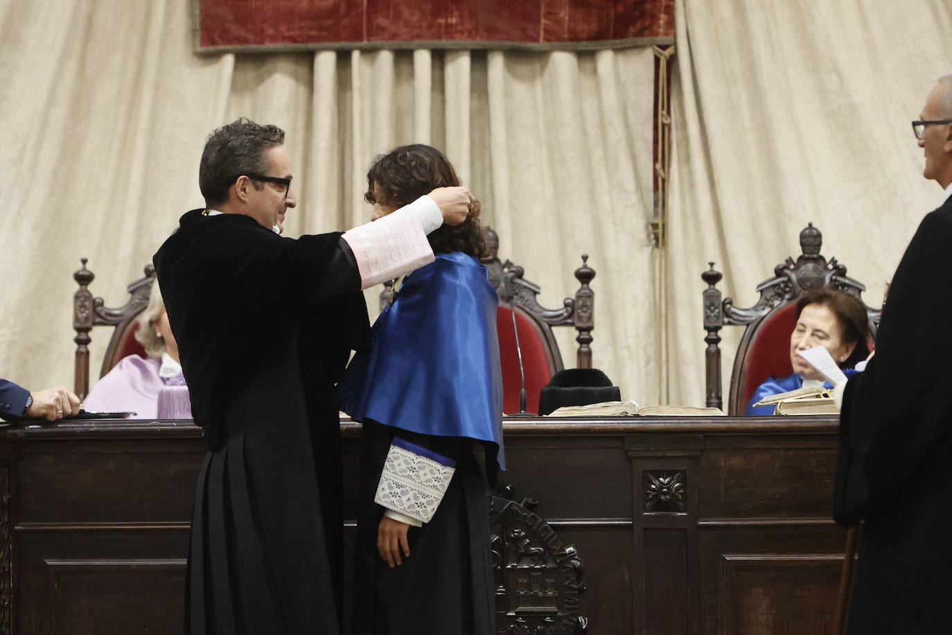 Así ha sido la reivindicativa investidura como honoris causa de Charpentier en el Paraninfo