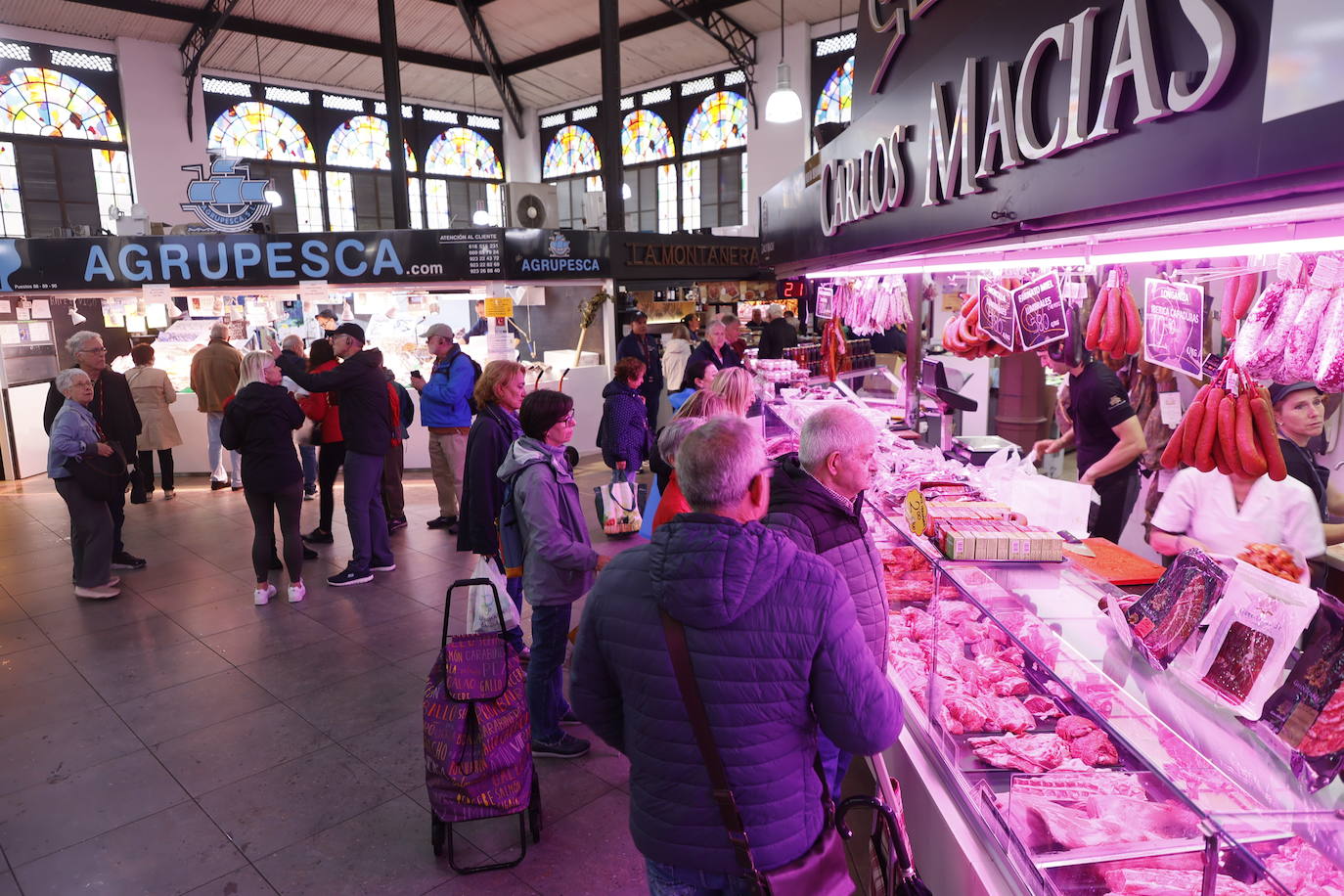 Clientes, en una carnicería del Mercado.