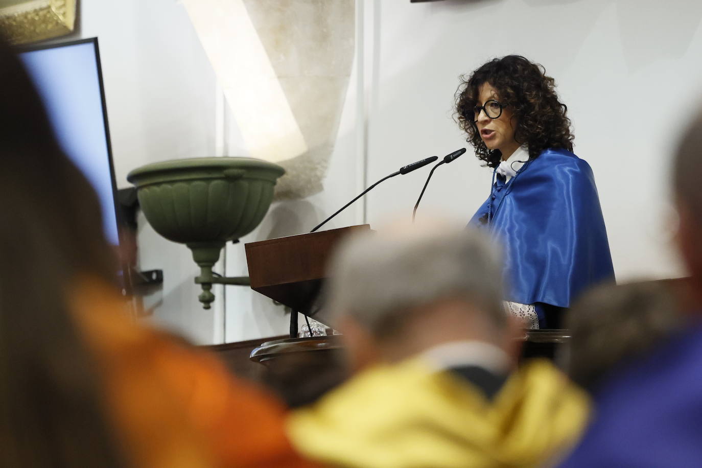 Así ha sido la reivindicativa investidura como honoris causa de Charpentier en el Paraninfo