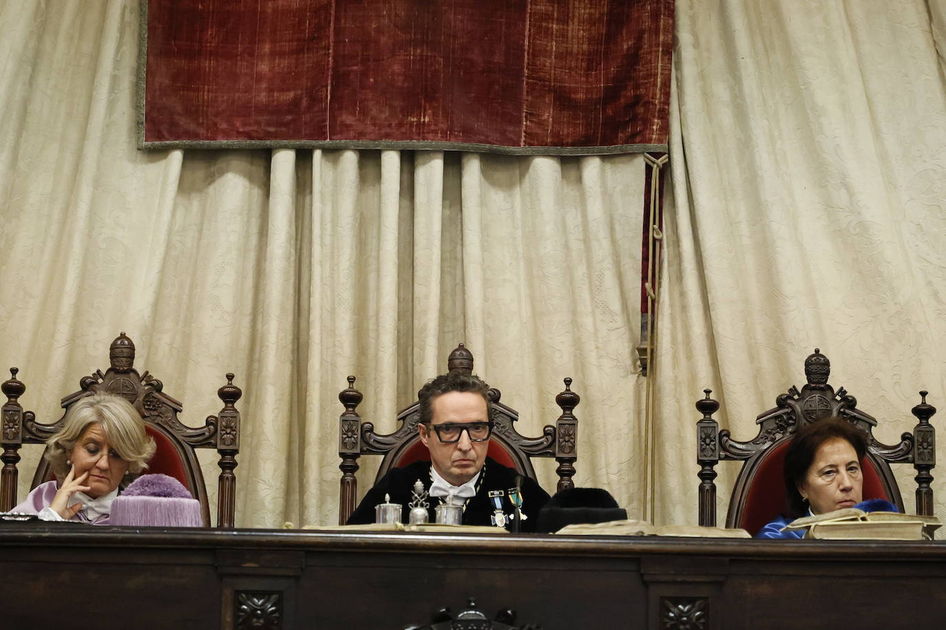 Así ha sido la reivindicativa investidura como honoris causa de Charpentier en el Paraninfo