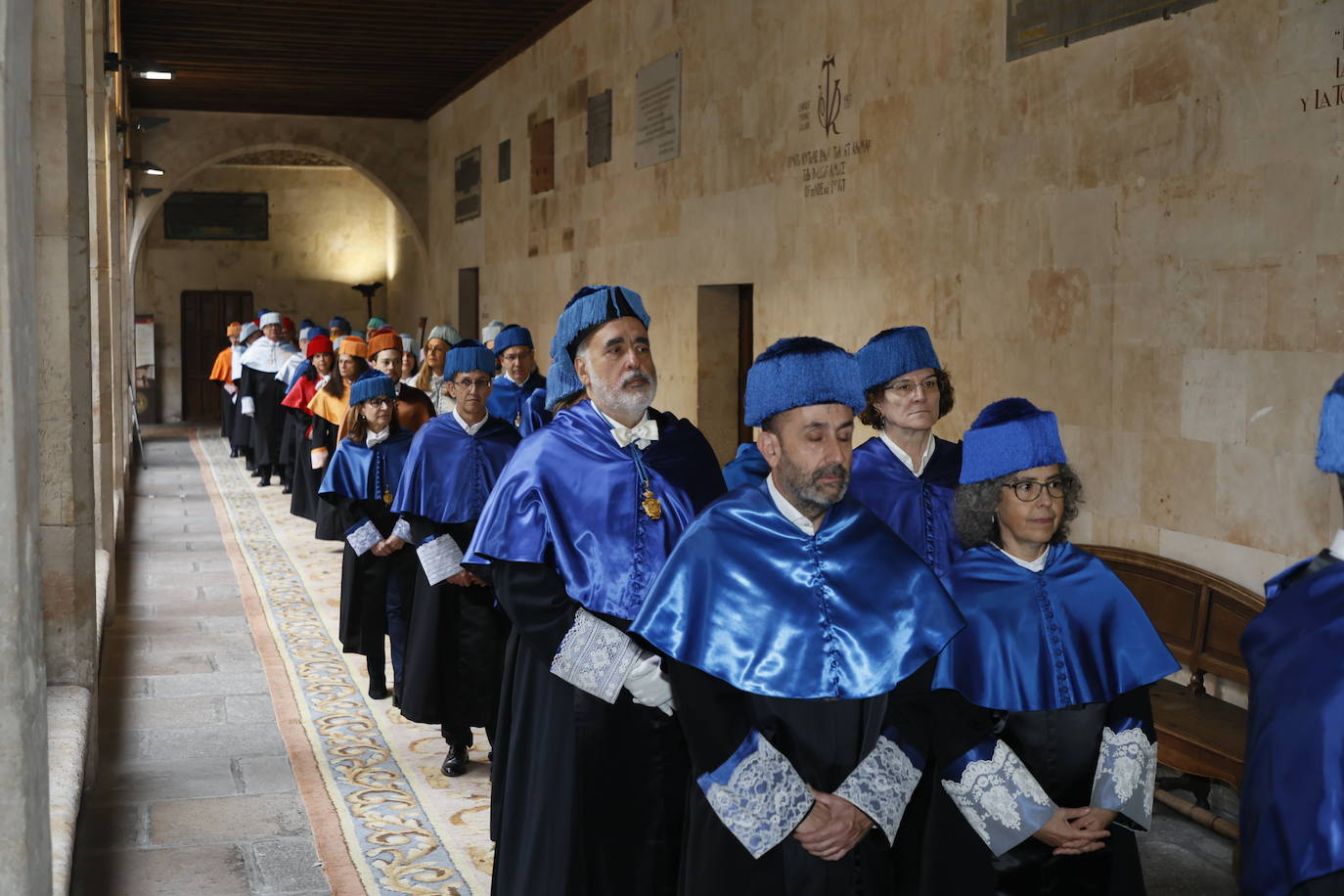 Así ha sido la reivindicativa investidura como honoris causa de Charpentier en el Paraninfo