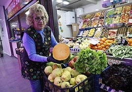 Feli, frutera del Mercado, sostiene una calabaza.