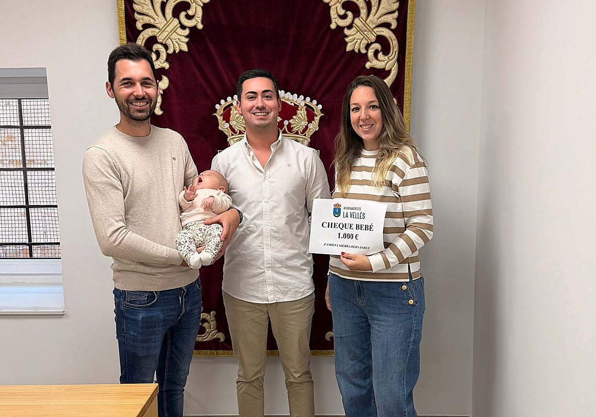 El regidor de La Vellés, Javier Marcos, junto a los padres.